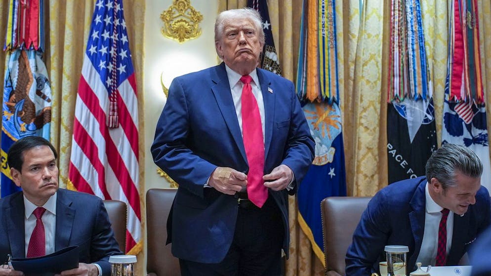 US-Präsident Donald Trump (M.) bei seiner Kabinettssitzung am Dienstag. Anders als andere Präsidenten will er jeweils auch die Presse dabei haben.