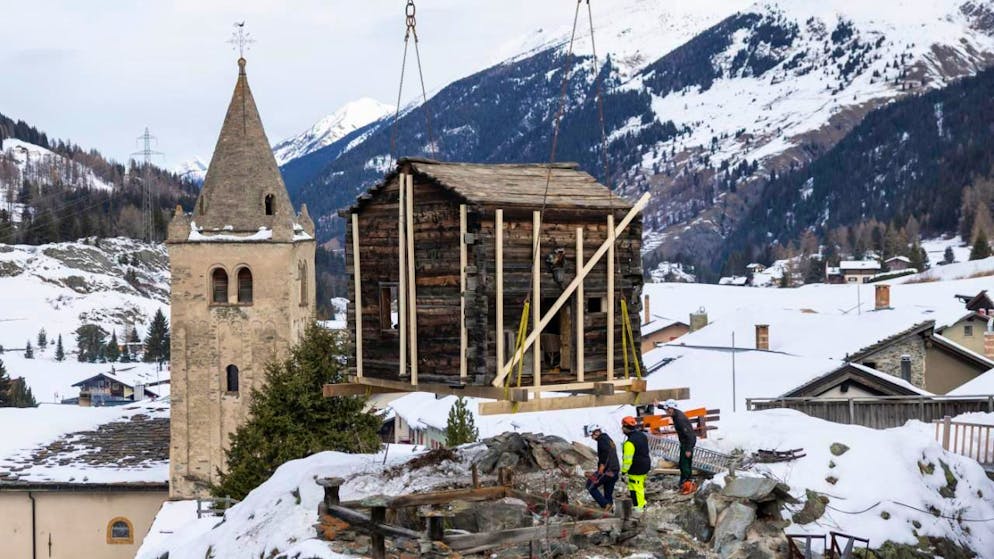 L'un des raccards de Bourg-St-Pierre a été transporté à Liddes pour y être rénové dans le cadre d'un projet de revalorisation touristique.