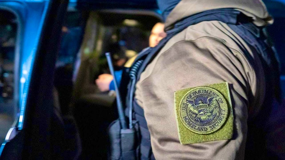 ARCHIVE - A U.S. Immigration and Customs Enforcement officer detaining a person wears a Homeland Security patch. Photo: Alex Brandon/AP/dpa