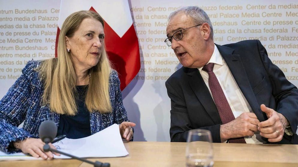 Federal Councillor Guy Parmelin (right) and State Secretary Helene Budliger Artieda inform about the new import tariffs for the USA at a press conference in Bern. (November 14, 2025)