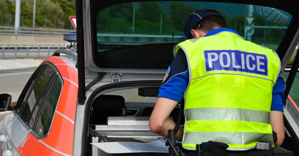 Die Polizei hat dem fehlbaren Fahrer den Führerausweis entzogen.