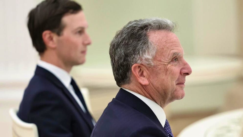 Dieses von der staatlichen russischen Nachrichtenagentur Sputnik über AP zur Verfügung gestellte Foto zeigt den US-Sonderbeauftragten Steve Witkoff (r) und Jared Kushner, Schwiegersohn von US-Präsident Trump, bei einem Gespräch mit dem russischen Präsidenten Putin im Senatspalast des Kremls in der russischen Hauptstadt. Foto: Alexander Kazakov/Sputnik, Kremlin Pool via AP/dpa - ACHTUNG: Nur zur redaktionellen Verwendung und nur mit vollständiger Nennung des vorstehenden Credits
