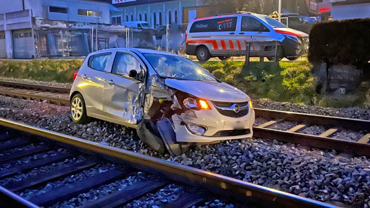 Accident. Car hits railroad track in Wauwil LU and is hit by train