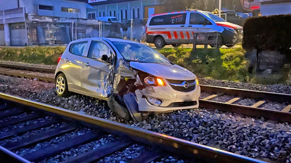 Ein Auto geriet in Wauwil LU am Donnerstag auf das Bahngleis und wurde von einem Zug erfasst. Verletzt wurde niemand.