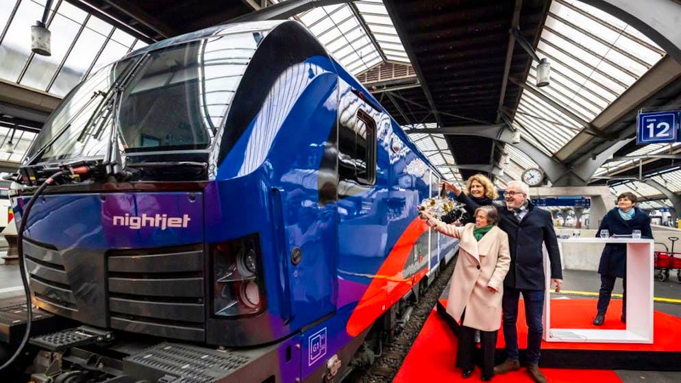 Die SBB haben am Donnerstag in Zürich den neusten Nachtzug präsentiert. Véronique Stephan, Mitglied der SBB Konzernleitung und Leiterin Markt Personenverkehr (vorne), Sabine Stock, Vorständin ÖBB Personenverkehr AG, und der Zürcher Stadtrat Andreas Hauri tauften den Nightjet.