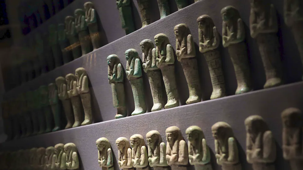 Psusennes_Tanis. Und die gingen in die Tausende. In den königlichen Gräbern befanden sich allein Hunderte von Uschebits. Hier Beispiele aus der Grabkammer des Psusennes I. Die kleinen Grabfigürchen aus Fayence sollten dem Verstorbenen im Jenseits als «Diener» Arbeiten abnehmen.