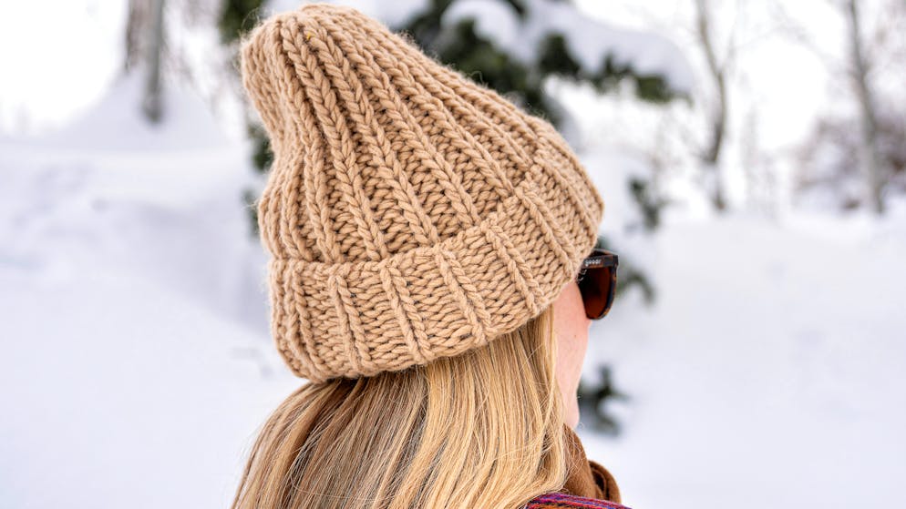 Mützen aus Wolle geben warm. Aber warum ist das so?