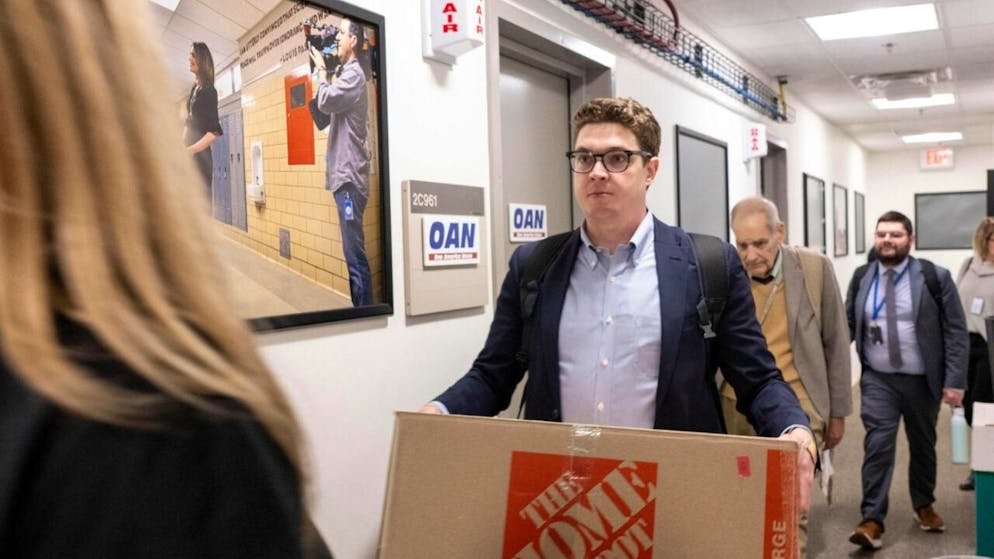 ARCHIV - Mitglieder des Pentagon-Pressekorps gehen an der Sendekabine von One America News vorbei, während sie sich darauf vorbereiten, ihre Presseausweise abzugeben und das Pentagon zu verlassen. Foto: Kevin Wolf/FR33460 AP/dpa