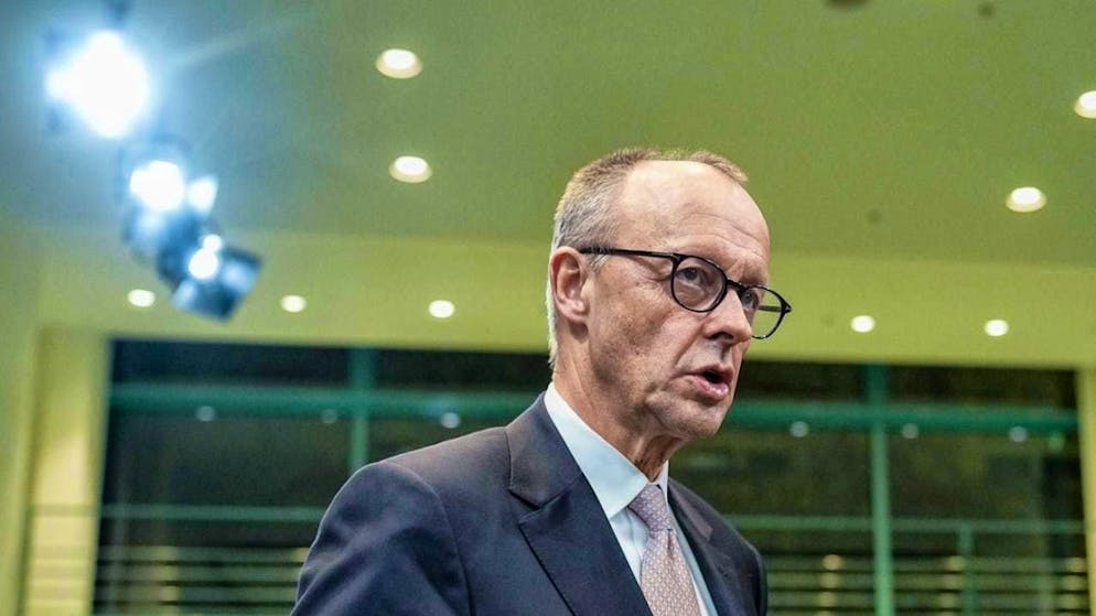 dpatopbilder - Federal Chancellor Friedrich Merz (CDU) leaves after the press conference following the Minister Presidents' Conference. Photo: Michael Kappeler/dpa