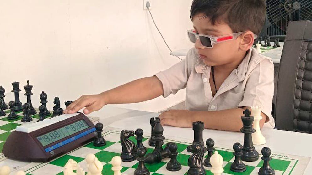 Indisches Wunderkind. Sarwagya (3) kann nicht lesen – aber schreibt Schach-Geschichte