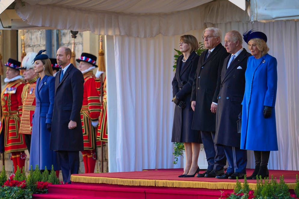 Pour accueillir le couple allemand Kate et la reine Camilla avaient déjà opté pour des manteaux dans des tons bleus, tandis que le roi Charles et le prince William portaient de petites touches de bleu.