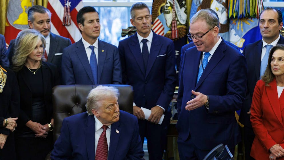 US-Präsident Donald Trump und Kevin Hassett, Wirtschaftsberater des Weissen Hauses (3.v.r.) mit Managern der Autokonzerne Ford, General Motors und Stellantis am Mittwoch im Oval Office. 