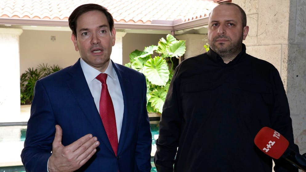 US-Aussenminister Marco Rubio (l.) und der Chef des ukrainischen Sicherheitsrats, Rustem Umerow, am 30. November 2025 in Florida.