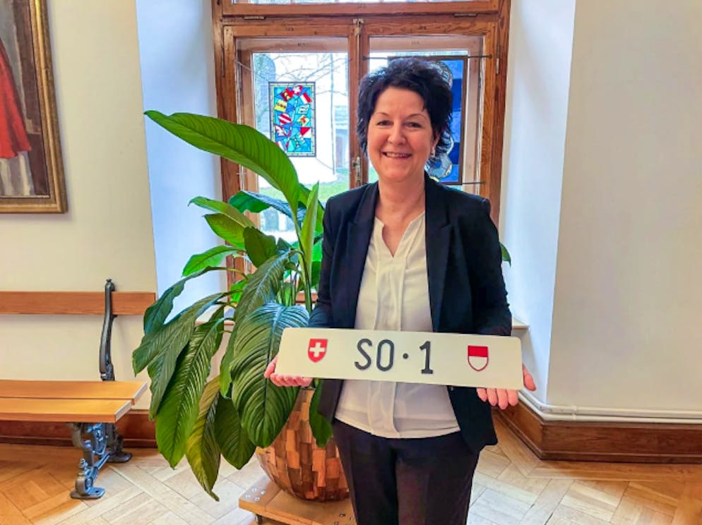 Die Solothurner Regierungsrätin Sandra Kolly hält das legendäre Nummernschild.