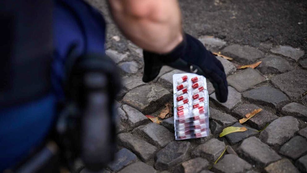 ARCHIV - Deutsche Polizeibeamte beschlagnahmen Tabletten (Archivbild). Foto: Bernd von Jutrczenka/dpa