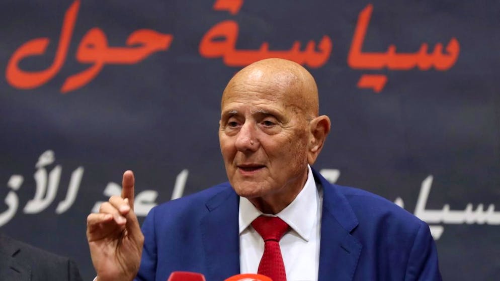 Opposant historique au régime tunisien, Ahmed Nejib Chebbi, ici en conférence de presse en 2023, a été arrêté à son domicile après la confirmation de sa condamnation en appel à 12 ans de prison (Archives).