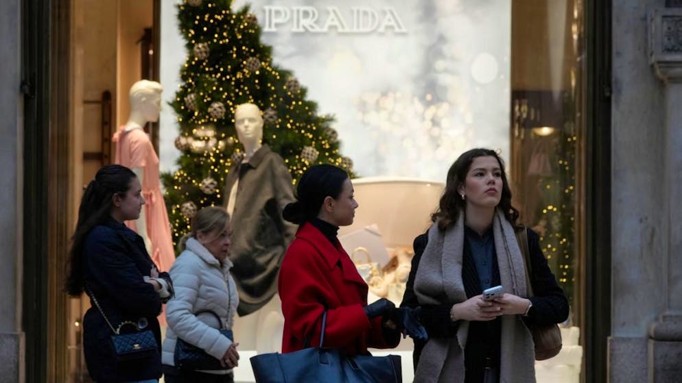 Die Staatsanwaltschaft Mailand verlangt von Luxusmarken wie Prada, Armani und Gucci genaue Auskunft über deren Lieferketten. Dabei geht es um die Arbeitsunternehmen in Subunternehmen. (Archivbild)