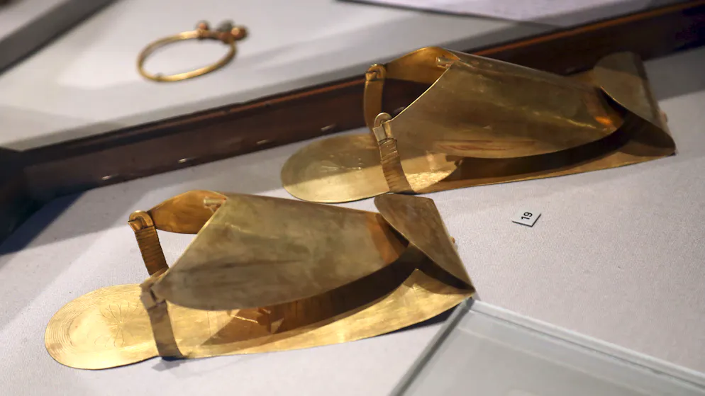 Psusennes_Tanis. Goldene Sandalen und Fingerkappen schmückten die Mumie von Psusennes I. – ein königlicher Luxus für die Ewigkeit.
