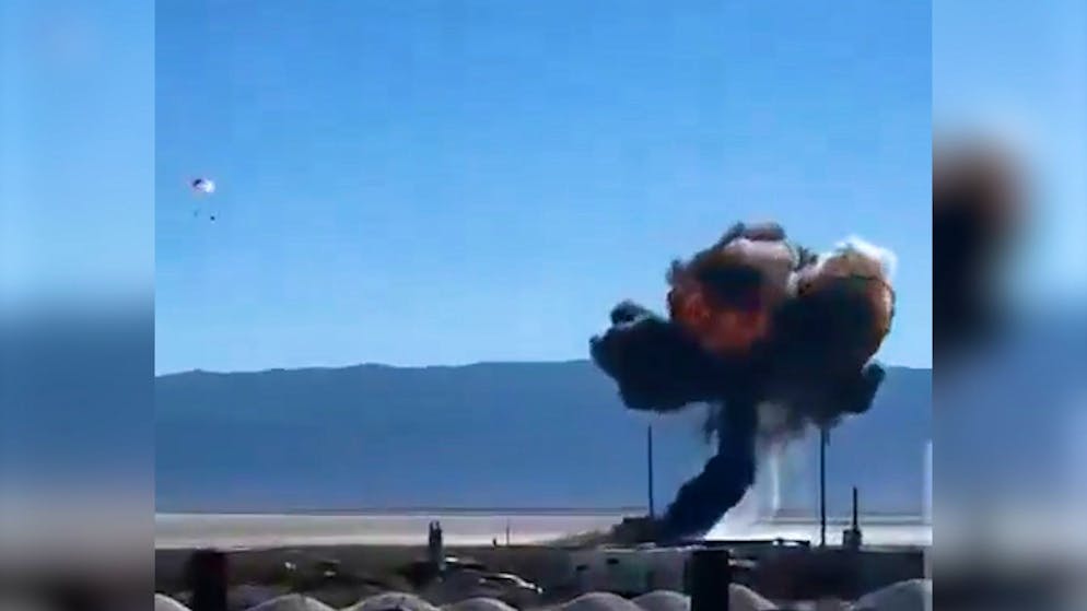 Kampfjet stürzt ab. Pilot rettet sich, kurz bevor sein Flugzeug explodiert