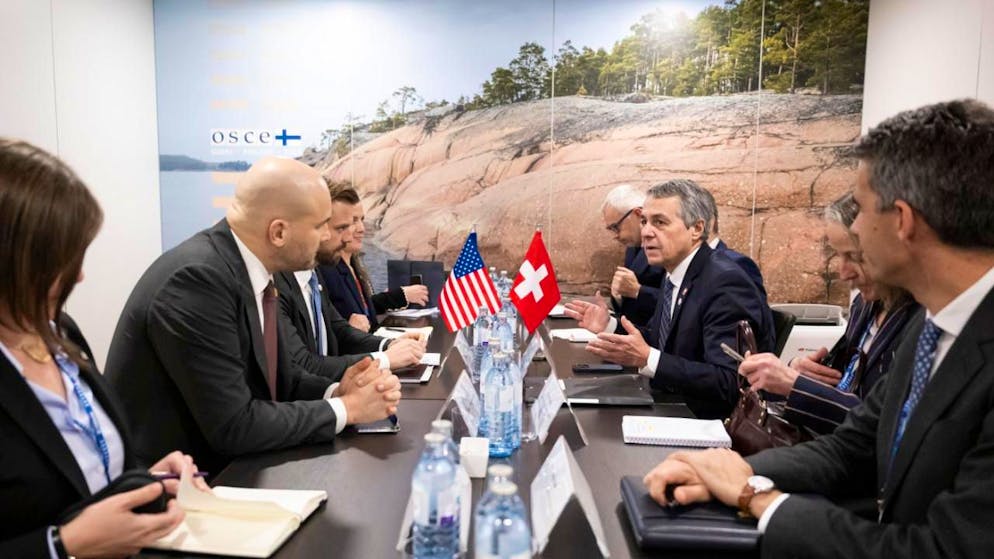 Il Cconsiglio dei ministri degli esteri dei Paesi dell'OSCE in corso a Vienna: sulla destra il consigliere federale Ignazio Cassis che nel 2026 presiederà l'Organizzazione.