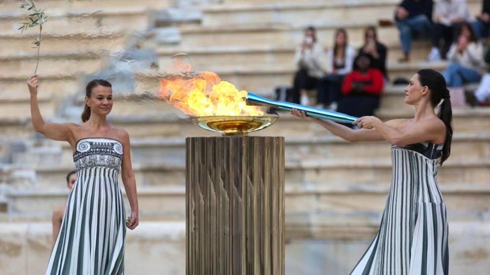 Winter Games in Milan-Cortina. Olympic flame handed over for journey from Athens to Rome