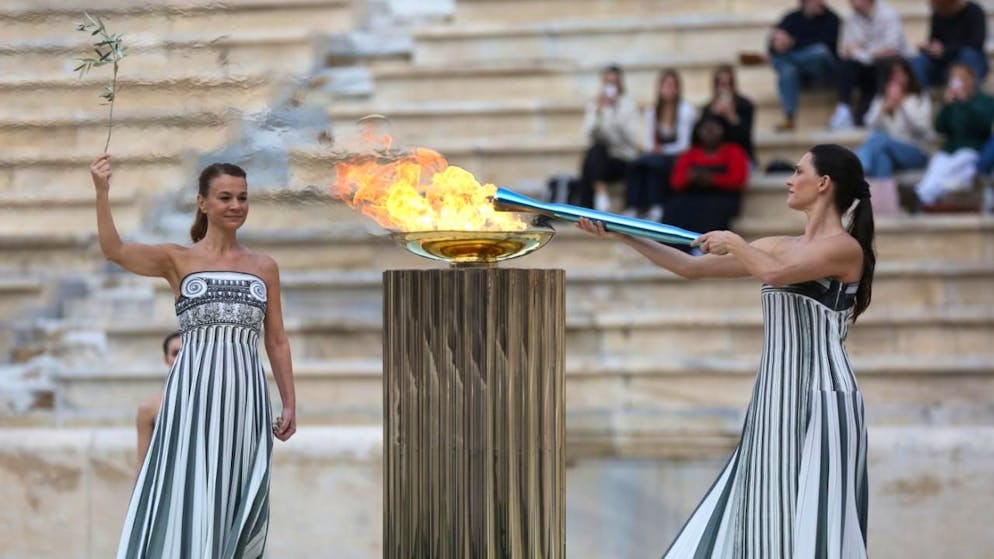Die Olympische Flamme wird feierlich entzündet.