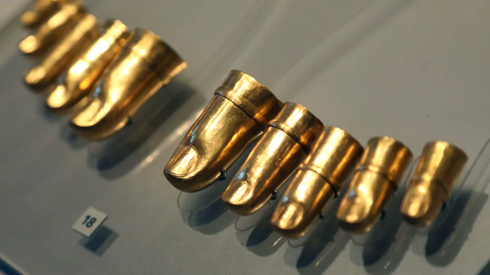 Psusennes_Tanis. Goldene Fingerkappen, die von der Mumie des Psusennes I. stammen – ein ritueller Schutzschmuck, der die Hände im Jenseits bewahren sollte.