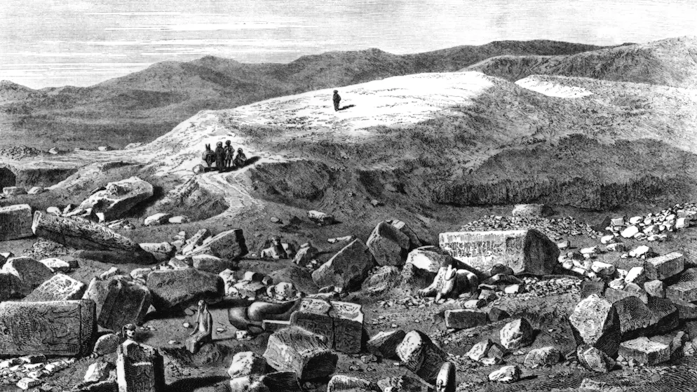 Psusennes_Tanis. Ein früher Stich aus dem Jahr 1880: Das Ruinenfeld von Tanis befindet sich auf einem leicht erhöhten Siedlungshügel, einem sogenannten «Turtleback». Während der jährlichen Nilflut blieben Gebäude und Tempel trocken, während das Umland komplett unter Wasser stand.