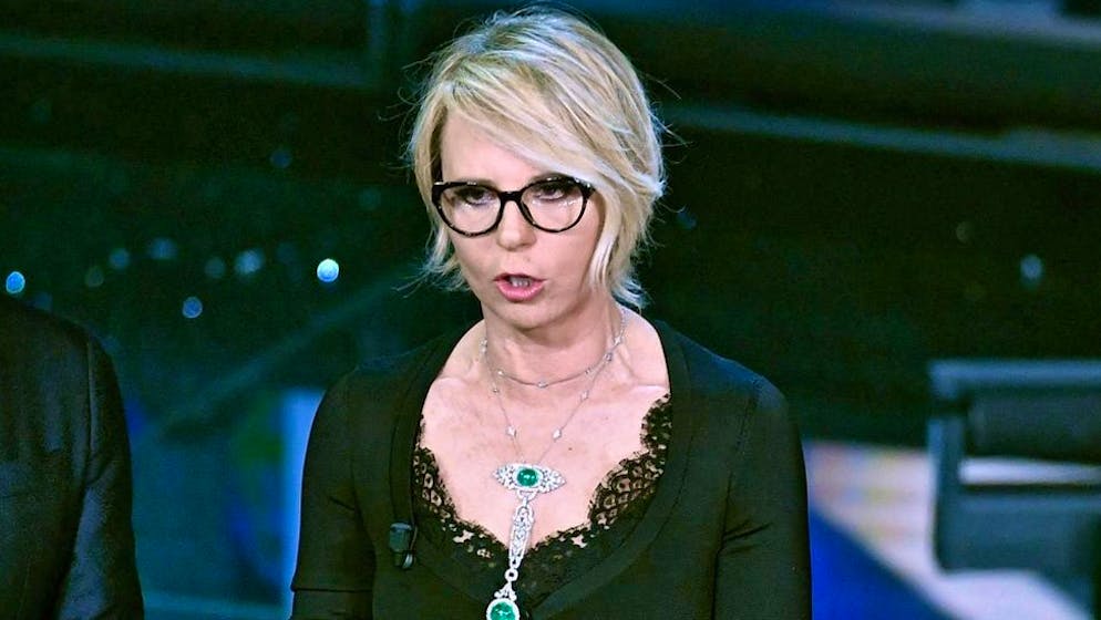 A «Belve». Maria De Filippi si commuove ricordando Maurizio Costanzo: «Qui faccio davvero fatica»
