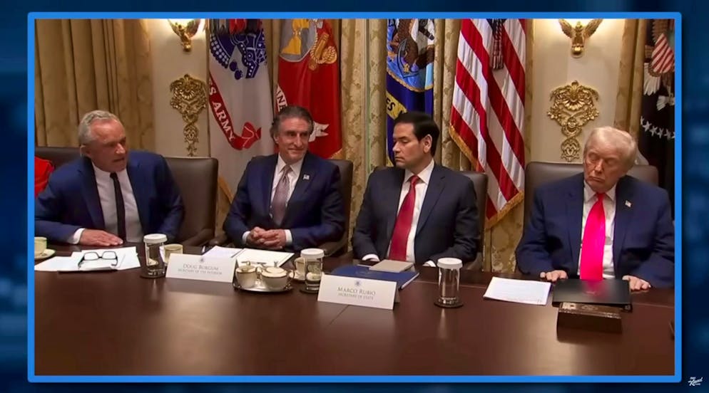Mentre RFK Jr. (a sinistra) parla, Donald Trump (a destra) si assopisce durante la riunione di gabinetto: «Se riesci a dormire con quella voce, sei davvero stanco», dice Kimmy Kimmel riferendosi al segretario alla salute e ai servizi Umani.
