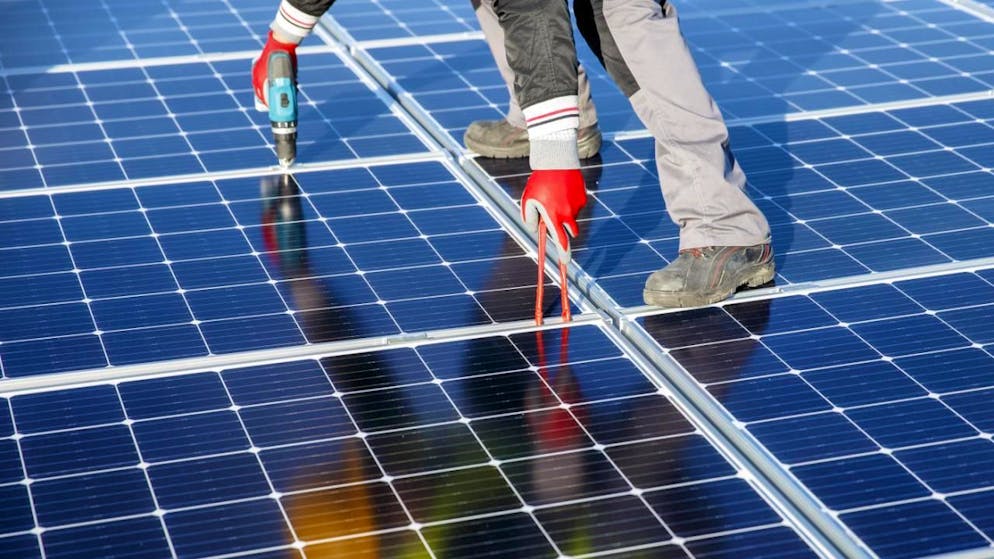 Les Services industriels de Genève (SIG) vont renforcer les aides financières pour encourager la pose de panneaux solaires photovoltaïques (image d'illustration).