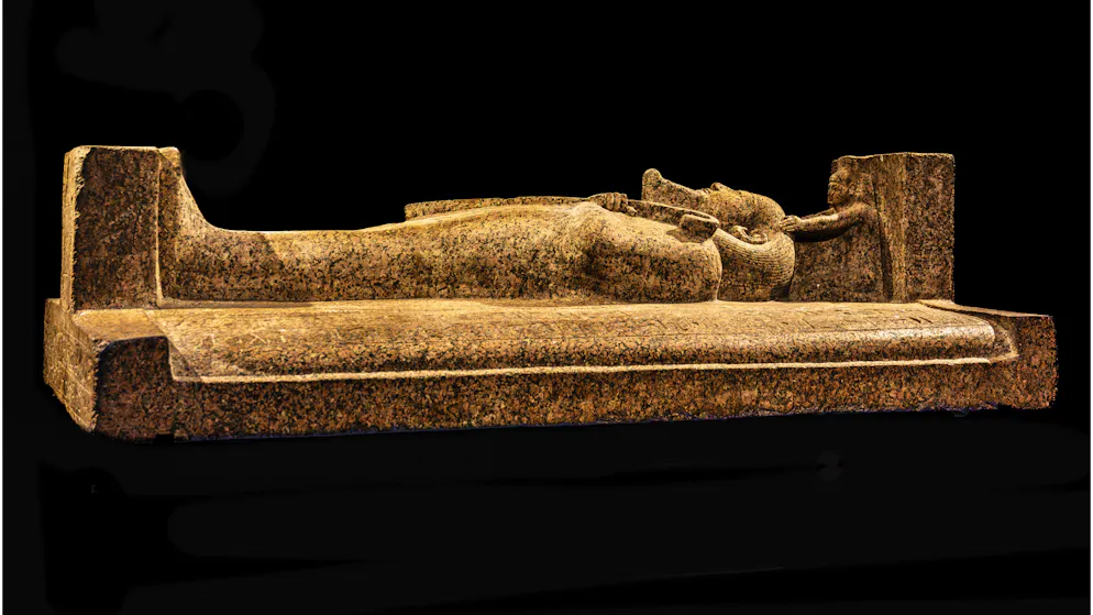Psusennes_Tanis. Deckel des Sarkophags von Merenptah, wiederverwendet für Psusennes I. Der äussere Sarg ist aus rotem Granit gefertigt. Dieser Stein wurde in der Antike vor allem in der Nähe des heutigen Assuan abgebaut.