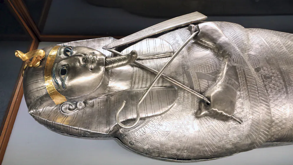 Psusennes_Tanis. Der Silbersarkophag des Psusennes I. im alten Ägyptischen Museum am Tahrir-Platz im Herzen Kairos. Er ist eine Besonderheit, weil Silber im alten Ägypten seltener und teurer war als Gold.