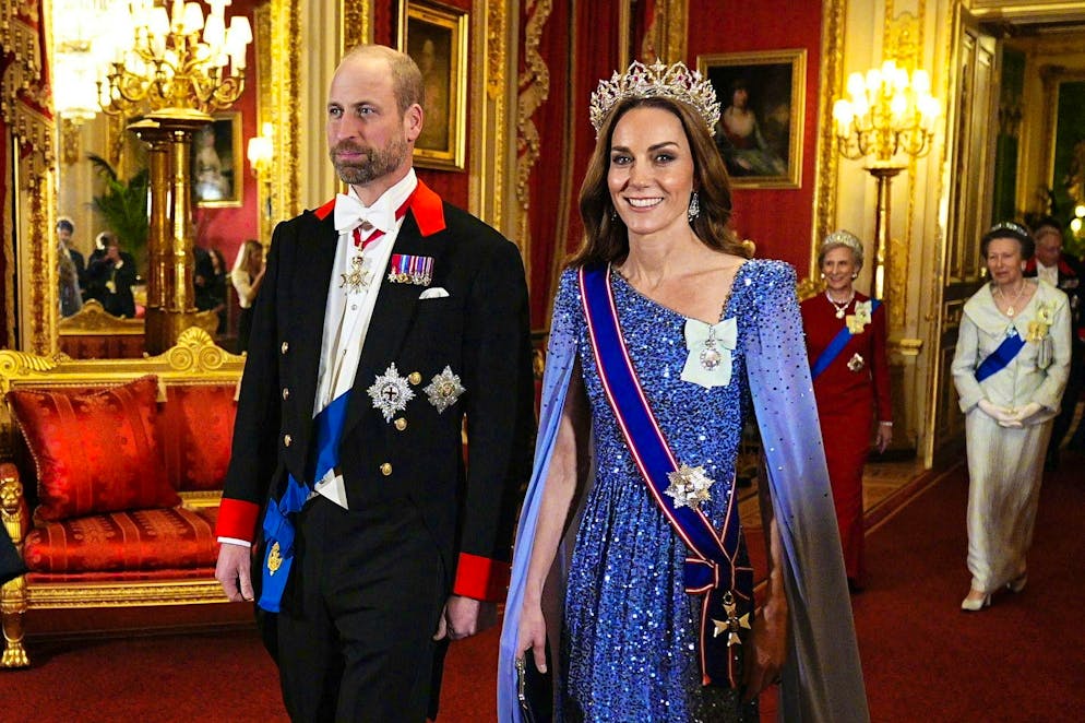 Il 3 dicembre, Kate è stata al centro dell'attenzione con un abito blu scintillante e asimmetrico a mantella di uno dei suoi stilisti preferiti, Jenny Packham.