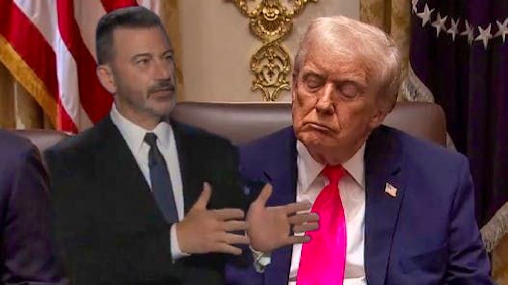 Late Night USA. Trump s'è addormentato di nuovo durante una riunione, Jimmy Kimmel: «Io so perché!»