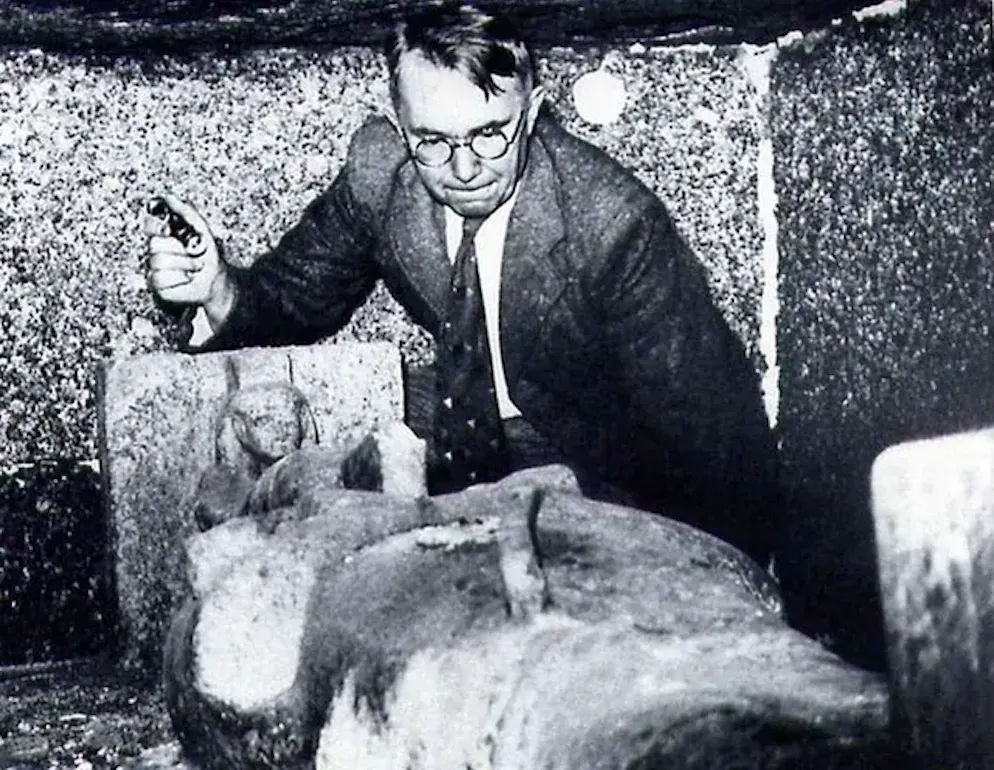 Psusennes_Tanis. Pierre Montet, hier in der Grabkammer des Psusennes I. In der Nachwelt gilt Montet als der Ausgräber, der die Tanis-Funde durch Akribie und Exaktheit abgesichert hat. Als Forschender legte er höchsten Wert auf  die Dokumentation und auf das Inventarisieren der Funde.