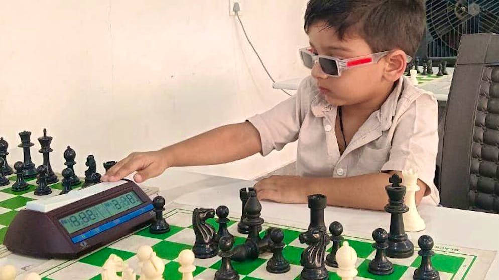 Bambino prodigio. A soli 3 anni Sarwagya non sa leggere ma... sta facendo la storia degli scacchi