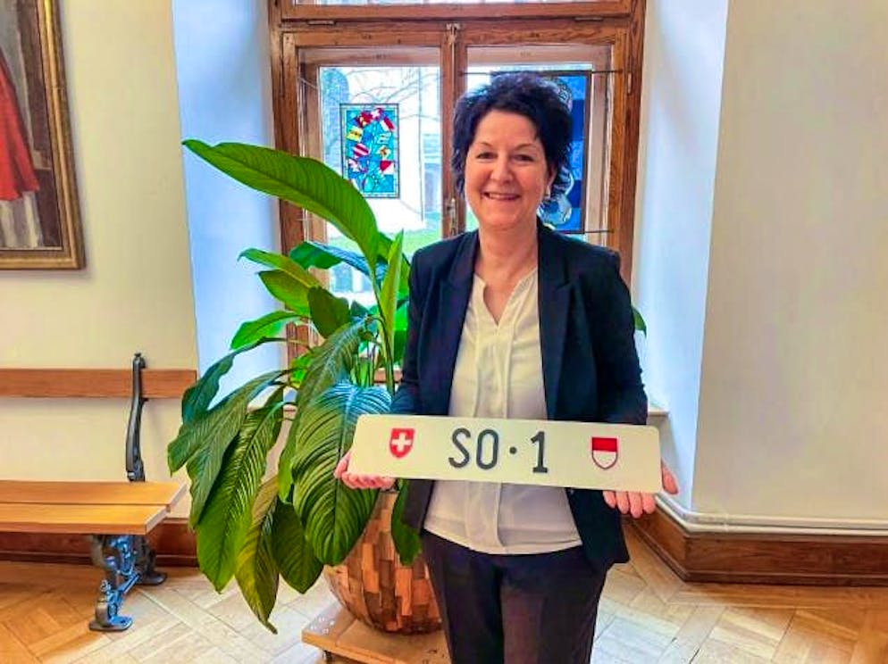 La consigliera cantonale di Soletta Sandra Kolly tiene in mano la leggendaria targa.
