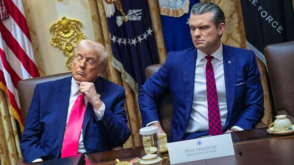 How long will Donald Trump (l.) stand by Pentagon chief Hegseth? (December 2, 2025)