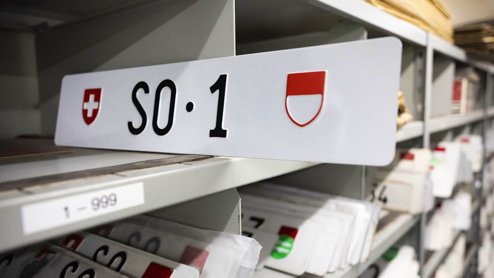 Importo balzato a oltre 1 milione. Improvvisamente interrotta l'asta per la targa «SO 1»: erano arrivate offerte fasulle