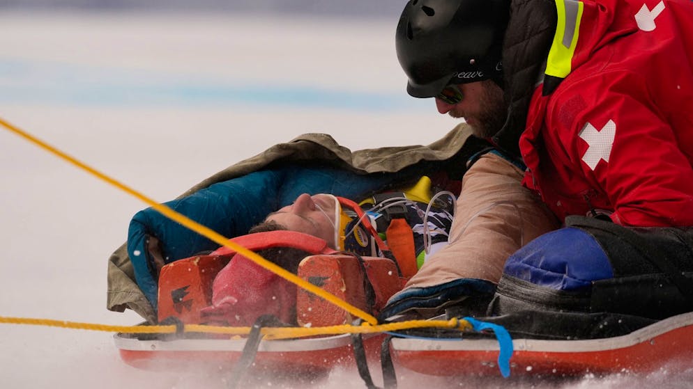 Rok Aznoh muss mit dem Rettungsschlitten abtransportiert werden.