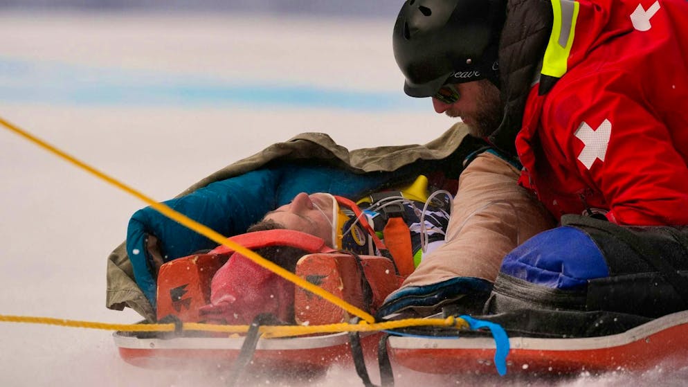 Rok Aznoh dovrà essere trasportato via con una slitta di soccorso.