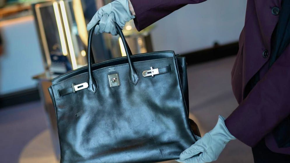Le sac Hermès de Jane Birkin vendu vendredi devient le deuxième sac le plus cher jamais adjugé aux enchères.