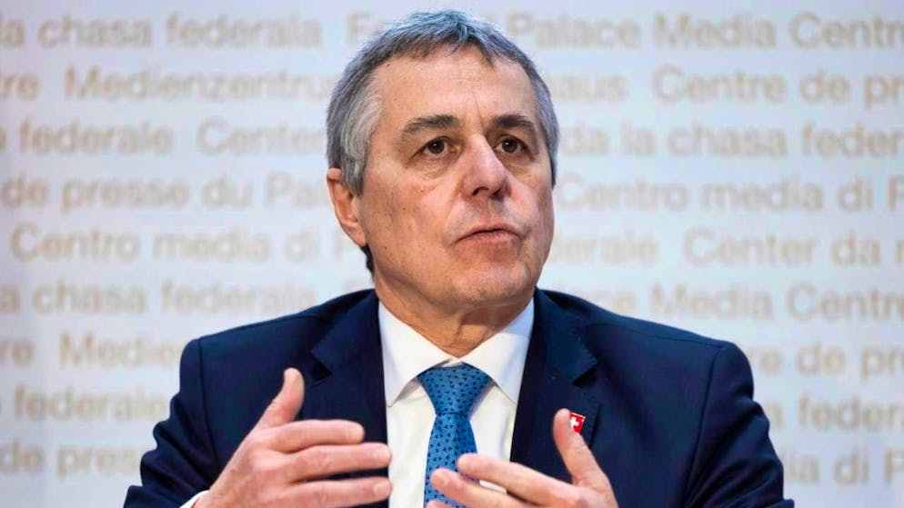 Foreign Minister Ignazio Cassis wants to take account of the criticism of the EU treaty package and is going over the books once again when it comes to domestic policy implementation.