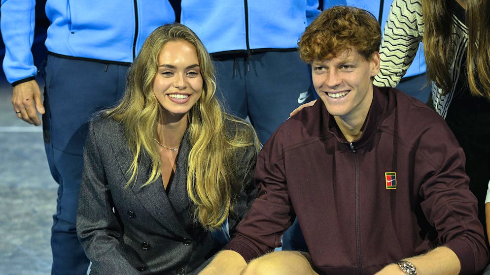 Bandiera a scacchi in mano?. Sinner e Laila sbarcano a Dubai: incontro con Briatore e Alonso, poi il GP di Abu Dhabi