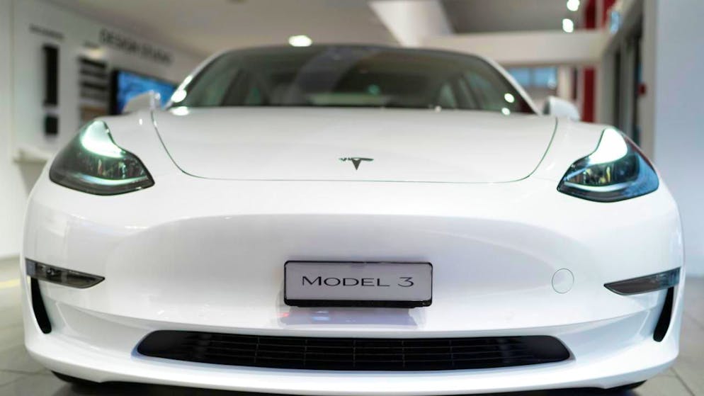Das abgespeckte Model 3 von Tesla soll im Februar 2026 in die Schweiz geliefert werden. (Archivbild)