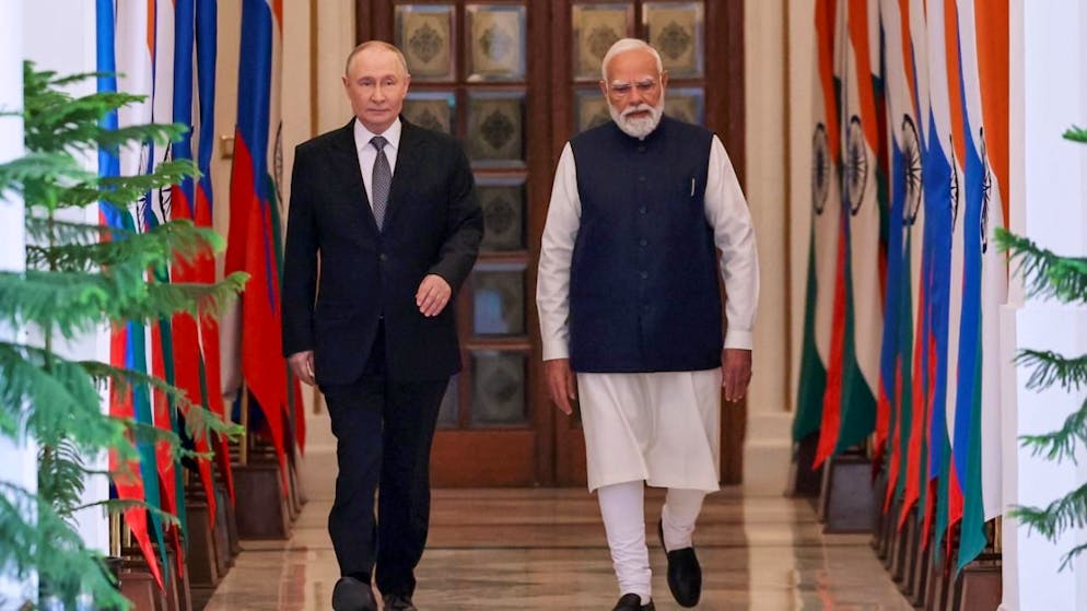 Der russische Präsident Wladimir Putin (l) und der indische Premierminister Narendra Modi treffen zu Gesprächen im Hyderabad House ein. Foto: Alexander Kazakov/Pool Sputnik Kremlin/AP/dpa - ACHTUNG: Nur zur redaktionellen Verwendung und nur mit vollständiger Nennung des vorstehenden Credits