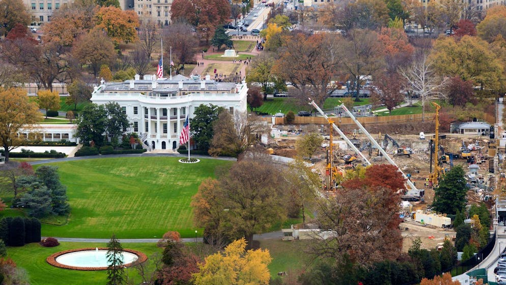 Baustelle Weisses Haus: Rechts im Bild sind die Bauarbeiten für den von Trump geplanten Ballsaal zu sehen. (19. November 2025)