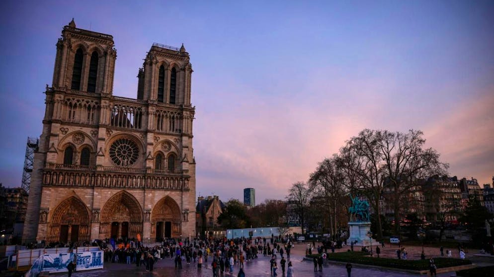 Un an après sa réouverture au public, Notre-Dame de Paris recherche encore des millions d'euros de dons pour sa réfection complète.