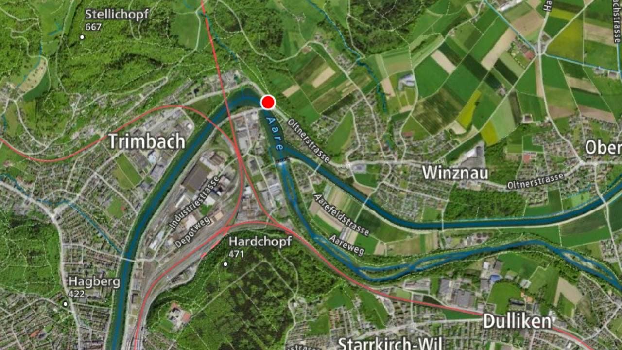 Traffic accident. Truck crashes off bridge into the Aare in Winznau SO